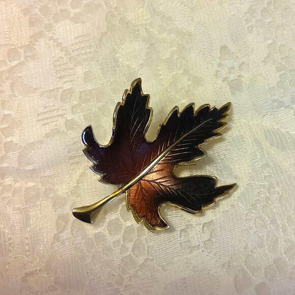 Vintage Gold Tone Maple Leaf Brooch Timeless VTG Jewelry Pin - Picture 2 of 6